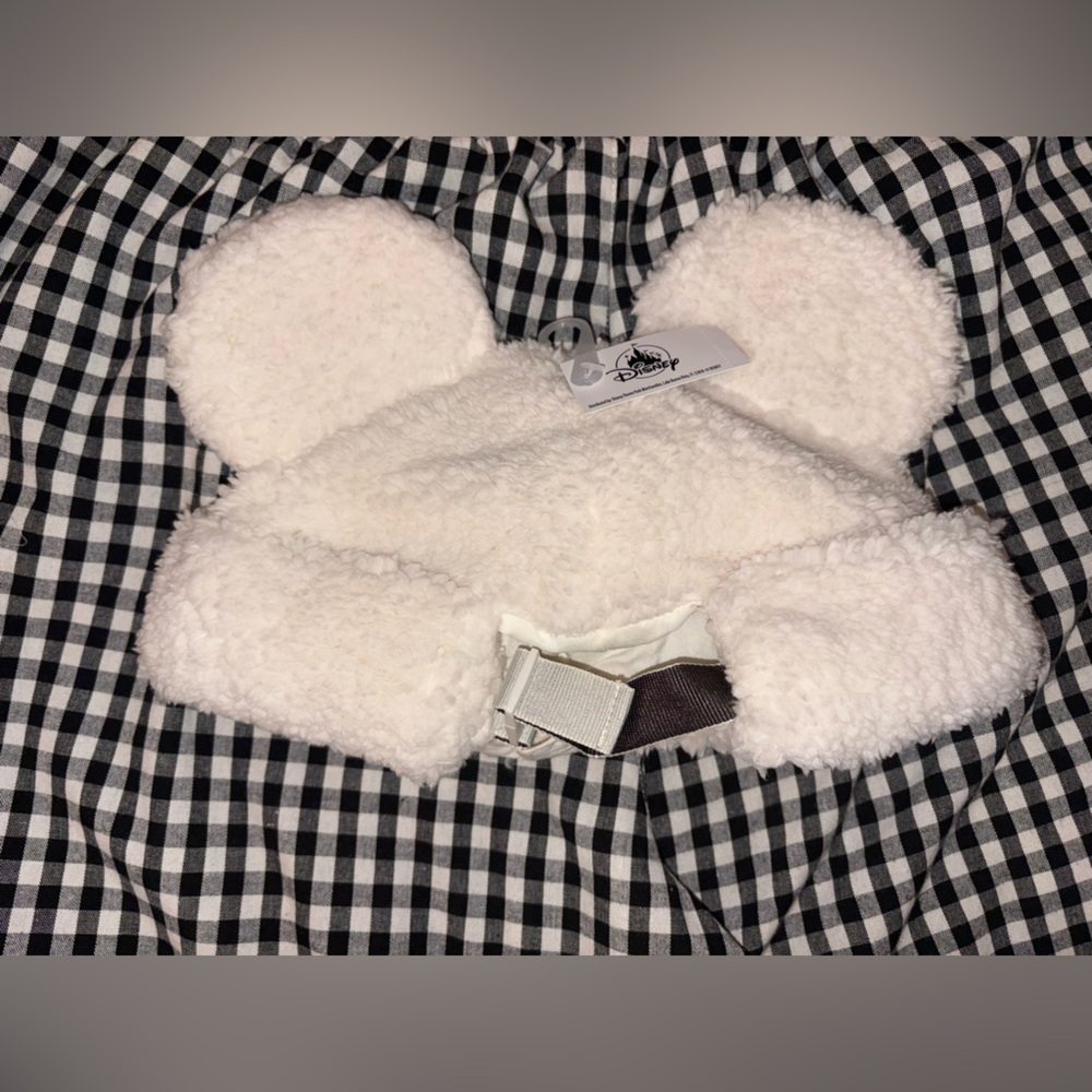 Disneyland 2025 white sherpa fluffy beanie hat Mickey ears - Picture 2 of 2